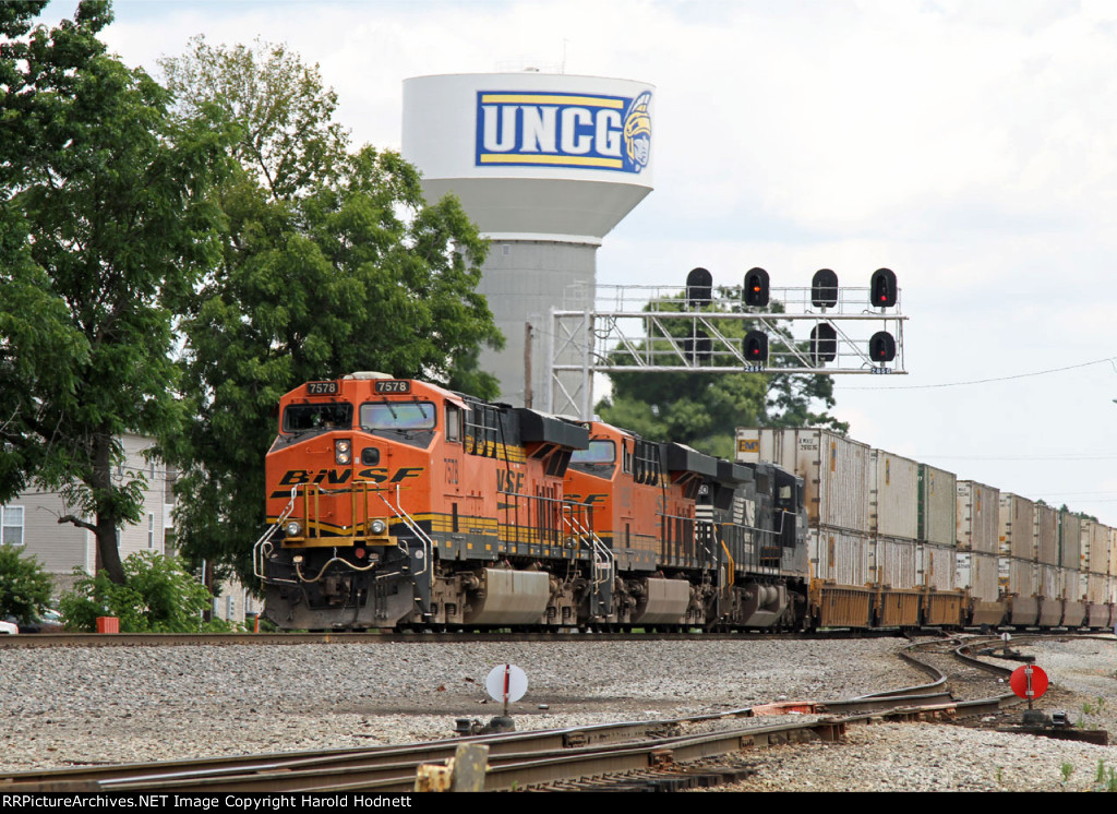 BNSF 7578 leads NS train 213 southbound
